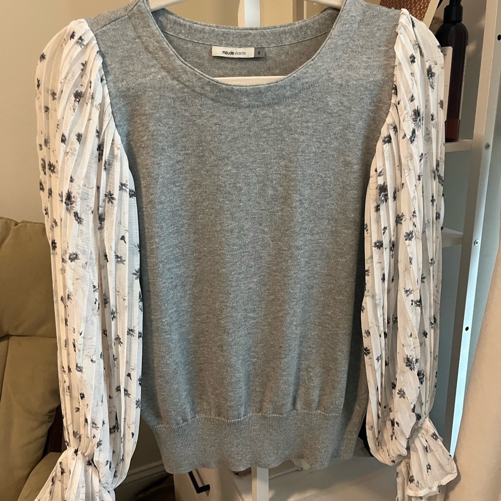 Gray Floral Sleeve Blouse